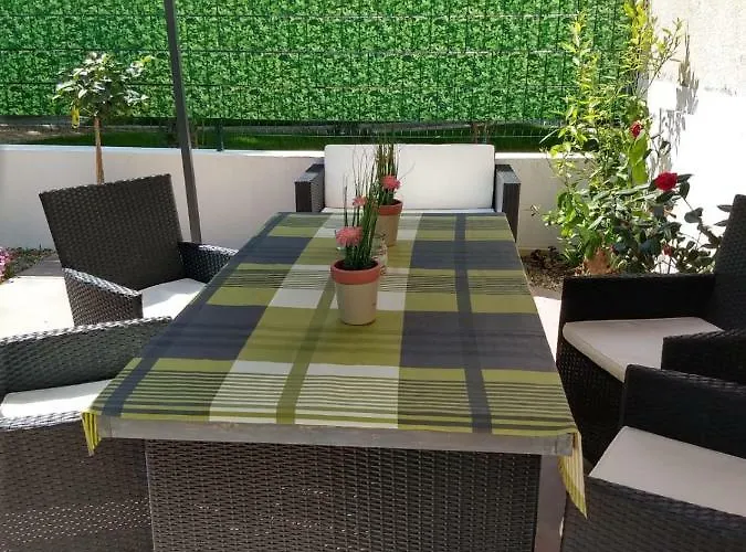 Apartment Lemon Tree Split